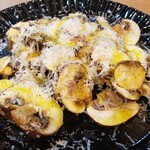 パリエッタ - 料理写真:マッシュルームとペコリーノチーズのサラダ