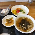 百老亭 - わかめスープ、ミニサラダ、ザーサイ、杏仁豆腐ｕｐ