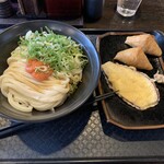 讃岐うどん 雷鞭 - めんたいしょうゆ・冷・大４８０円（日曜は大盛り無料）　いなり（２個）１１０円　さつまいも天１１０円