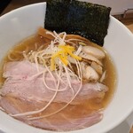 Ichimentenni Tsuuzu - 冷やし貝だし(税込1,000円)
                        スープは帆立貝柱の臭いがちょっと気になるが、それ以外の貝も色々入ってるのかな？
                        塩みがやや強い気がしますが、夏で汗をかく時期だからなのかもしれませんね