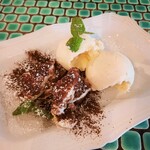 TRATTORIA il Campo da SHIGE - ドルチェ盛り合わせは2品、まったりコク深いバニラジェラート、まろやかなマスカルポーネにコーヒーとカカオパウダーの苦味が効いたティラミス