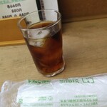 湯島寿司 - 冷たい麦茶とおしぼり