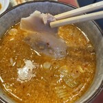 ハッスルラーメンホンマ - まずは、少し冷たいチャーシューをスープの中に投入‼️
            チャーシューは、ホロっと崩れる脂身が優しく甘いチャーシューです。少し小さめだけどこのご時世だからしょうがないかぁ。