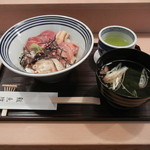 Sushiuosuke - 季節の丼は四季折々の鮮魚を楽しむことができます。￥1,300