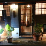 Sushiuosuke - 夜はガラリと雰囲気は変わり江戸前鮨を楽しむ人たちで賑わいます。