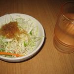 松任製麺 - サラダは無料。