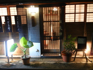 Sushiuosuke - 夜はガラリと雰囲気は変わり江戸前鮨を楽しむ人たちで賑わいます。