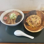 Chuukasoba Tsushima - 左ラーメン、右ミニチャーハン