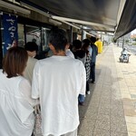 日の出製麺所 - 平日の11時頃で20人ぐらいの行列でした。
