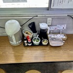 日の出製麺所 - 卓上。