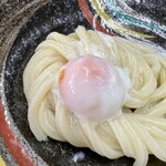 日の出製麺所 - 冷たいうどんにトッピング。