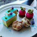 Art Colours Dining - 桃とピスタチオのパールムース ラムネ風味の白葡萄ムースケーキ パッションフルーツとショコラのギモーヴサンド