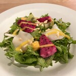 HENGEN - 野菜料理：ホタテと南国フルーツのカラマンシー・サラダ マンゴーチリソース