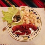 ペルー料理 ロミーナ - チチャロン コン モテ。