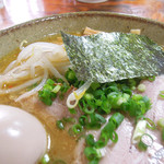 伊達屋 - 赤みそラーメン＋チャーシュウ＋煮たまご＠ズームアップ