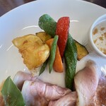 レストラン ShunSai - 付け合わせの野菜は素揚げしてある。緑の長いのは万願寺とうがらしかな？と思いきや…！