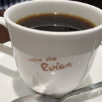 エビアン - シンプルな白いカップに書いてある「coffee shop Evian」の文字が素敵♡