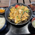 高麗館 - ホルモン炒め定食900円