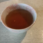 Kyogyuusou - 食後は熱々のほうじ茶で伝票とともに。