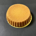 なかたに亭 - しっとり生地。原材料で小麦粉は5番目。アーモンドとバターの風味。アーモンドの粒々感じます。