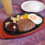 Saizeriya - ハンバーグステーキ 税込400円。サイコロ状のポテトは濃厚な味でカリカリ。