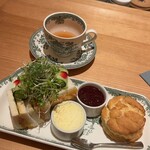 TEA ROOM KIKI - スモークサーモンサンドとスコーンのセット