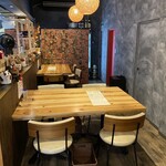 Cafe Bar maru sankaku shikaku - 土足でOK牧場なテーブル席( ・∇・)