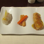 南園 - ｢蒸し点心二種｣　真ん中はピクルス