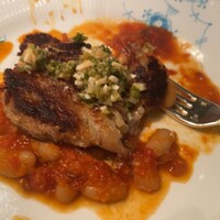 キノシタ - 豚の耳と豚足のテリーヌのソテー　白インゲン豆のトマト煮込み