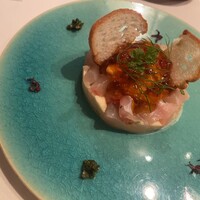 キノシタ - 昆布〆めにした本日の鮮魚のタルタル　コンソメジュレと雲丹