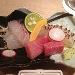 くろぎ - 当日〆の鯛と1日寝かせた鯛の焼霜造りに鮪