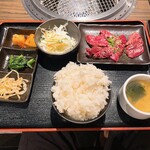 A5山形牛一頭買い焼肉くろべこ - ハラミ100g定食　1200円（ライスは連れよりもらったので、実際はこの半分くらい）