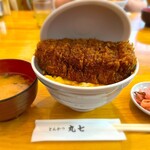 Tonkatu marushiti - 焼きカツ丼　上　¥1,800
                        蓋が閉まらないって、なんて素敵なのさ
