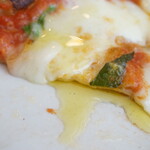 Pizzeria Parentesi - 定番マルゲリータに辛味オイル投入