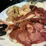 かどやホルモン店 - ホルモン5種盛りと、タンとロース半人前。コリコリ、腸、ココロ、ハサミミノ、ハラミが5種かと。