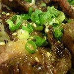 かどやホルモン店 - ズームしたﾋﾟｰｰｰｰ丼。(注：みんなは食べられません)