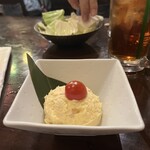 下北沢っ子居酒屋 とりとんくん - 初回来店時、サービスで頂いた燻製ポテトサラダ♡うまー！