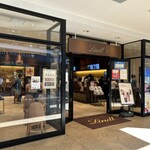 Lindt Chocolat Cafe - お店の外観です。（2023年７月）