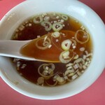 秀華苑 - 五目焼きそばのスープ