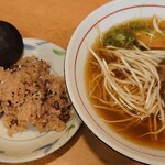 力餅 - 別の日の中華そば490円とお赤飯160円✨