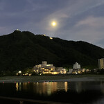 Kisshouan - 岐阜城と月と長良川が1枚に収まる絶景。カメラが性能良くないので肉眼で見た方が遥かにきれいです。