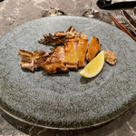 ANAインターコンチネンタル安比高原リゾート - 場所を移動して。小洒落たところなので焼鳥はなし（笑）代わりに比内地鶏の炭火焼きを。