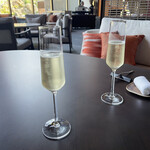 ANAインターコンチネンタル安比高原リゾート - アペロタイムはまずシャンパン。その後は生ビールをいただきました。