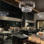 ANAインターコンチネンタル安比高原リゾート - ラウンジ。大きなシャンデリアは３つ。