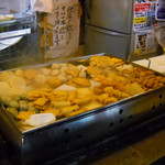 丸健水産 - 店頭のおでん鍋、食欲をそそります