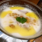 ウエストパパ - ＤＡＹ－１：冷製ポタージュ・アサリ、茶色っぽいのは昆布出汁ジュレ