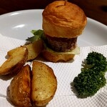 ウエストパパ - ＤＡＹ－１：猪のパテの小ちゃなハンバーガー、ハーブ薫るトスカーナポテト添え