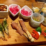 ウエストパパ - ＤＡＹ－２：お通しセット（左上から時計回りに）：ミックスナッツ、紫キャベツマリネ、白子レモン、枝豆（新豆）、ミニカプレーゼ、生ハム、稚鮎フリット