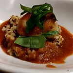 ウエストパパ - ＤＡＹ－１：帆立貝のグリル・３種のキヌア＆もちキビ＆エゴマの実を使った冷製ガスパチョソース