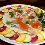 ウエストパパ - ＤＡＹ－１：ビン長マグロのカルパッチョ、アロエベラと２色のズッキーニと赤芯大根添え